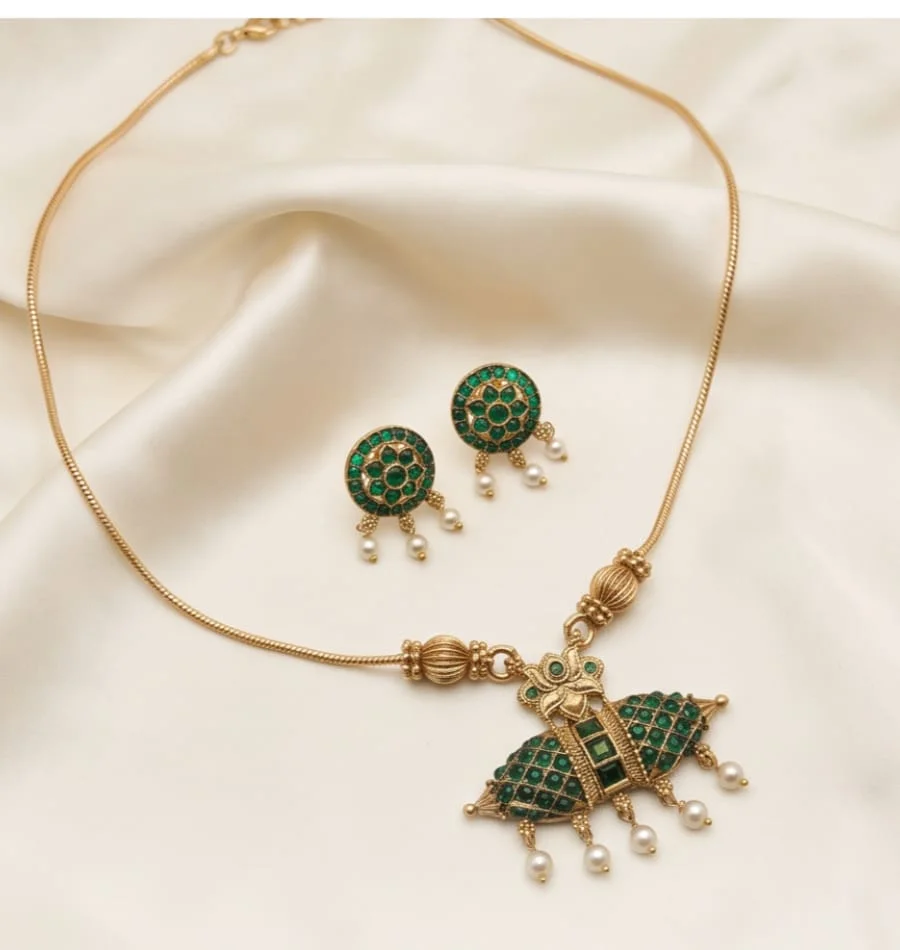 Barrel Shaped Dholki Style Horizontal Pendant Set alternate view